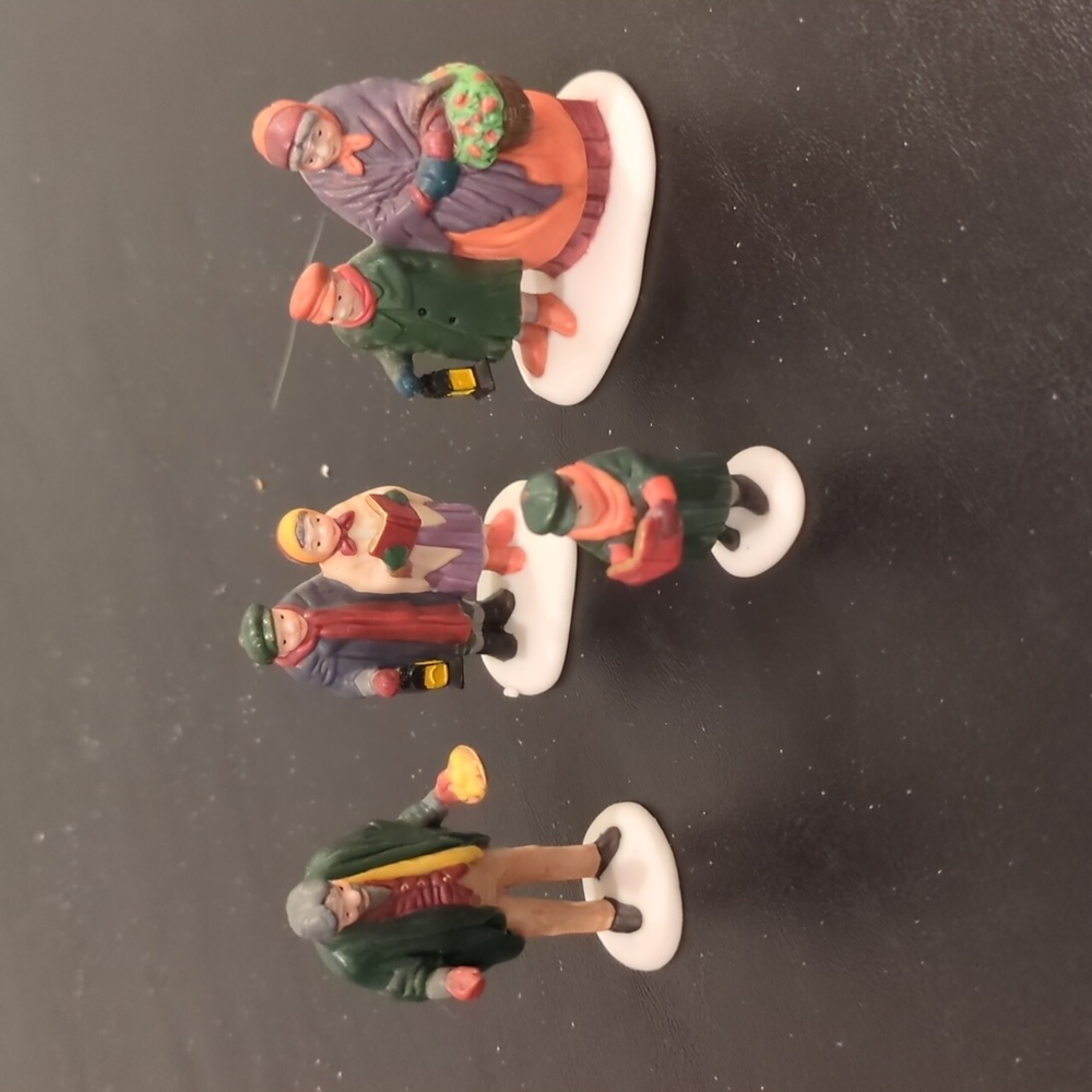 Department 56 Dickens Village Carolers On The Doorstep